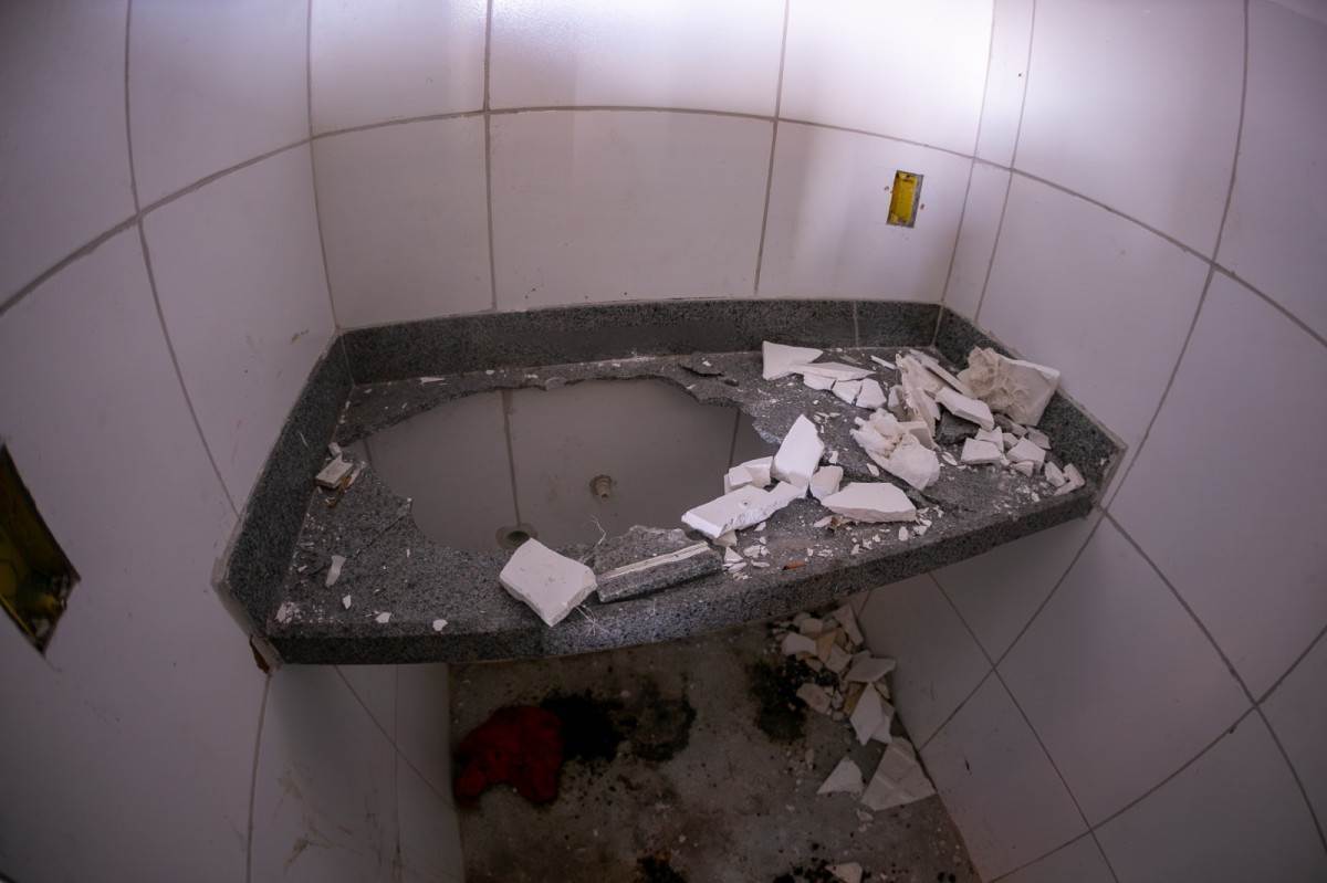Bancadas também foram danificadas (Foto: Rafael Vieira/DP Foto)