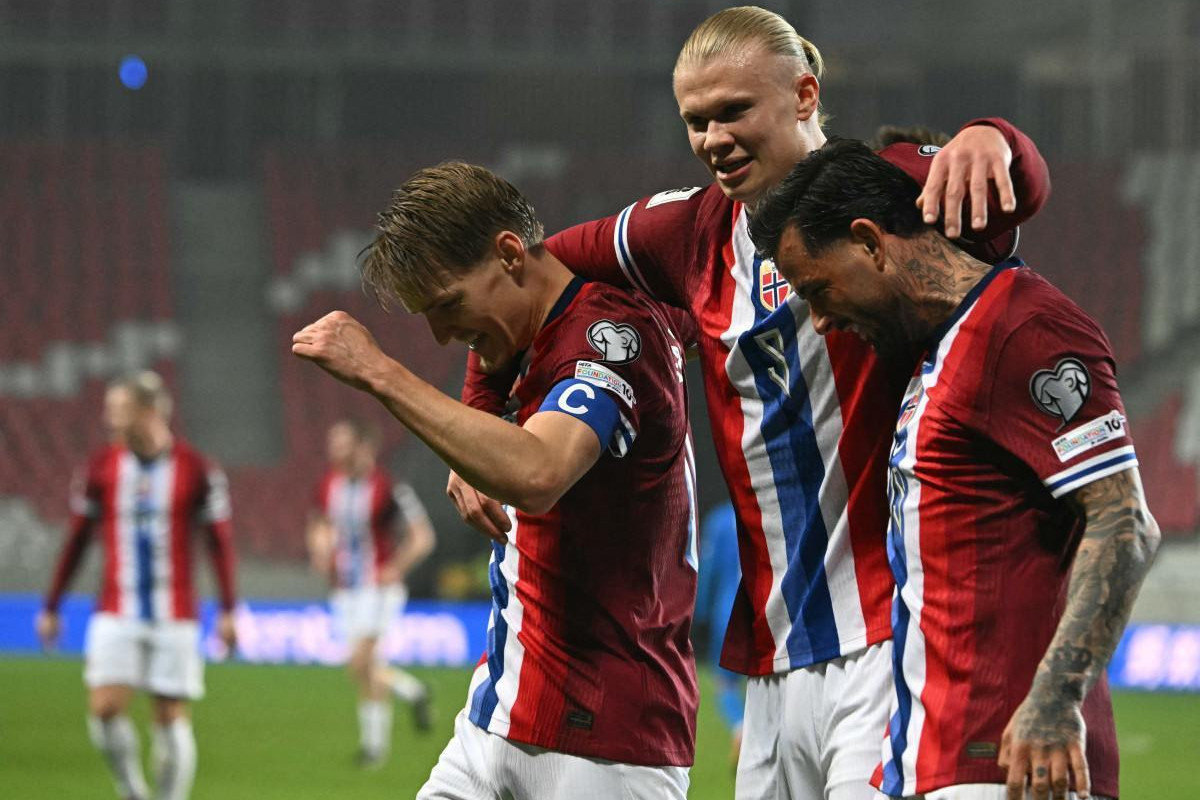 Erling Haland e Martin Odegaard em ação pela Noruega/ATTILA KISBENEDEK / AFP