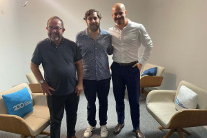 Felipe Resk (centro) recebeu Caio Blinder (esq.) e Andr&eacute; Lajst (dir.)