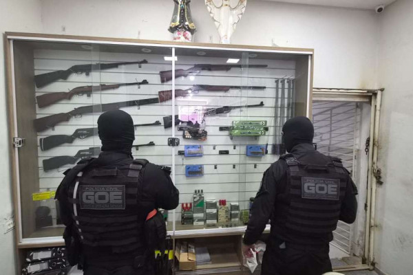 Os detalhes da operação que desarticulou o esquema de venda de armas no mercado clandestino foi divulgado nesta quinta (21), pela PCPE (Foto: Divulgação / PCPE)