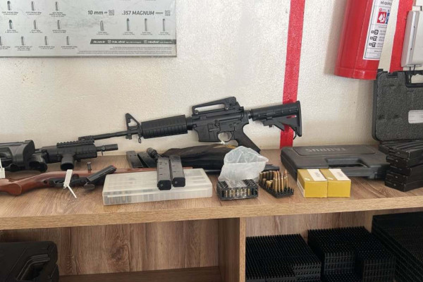 Os detalhes da operação que desarticulou o esquema de venda de armas no mercado clandestino foi divulgado nesta quinta (21), pela PCPE (Foto: Divulgação / PCPE)