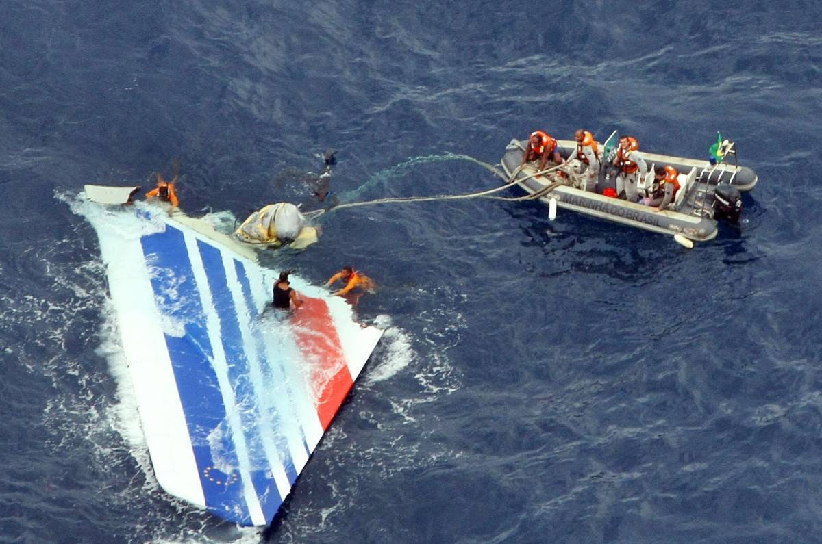Mergulhadores da Marinha do Brasil recuperam parte da cauda do Airbus A330 da Air France após o acidente do voo Rio-Paris, em 2009/Handout / BRAZILIAN NAVY / AFP