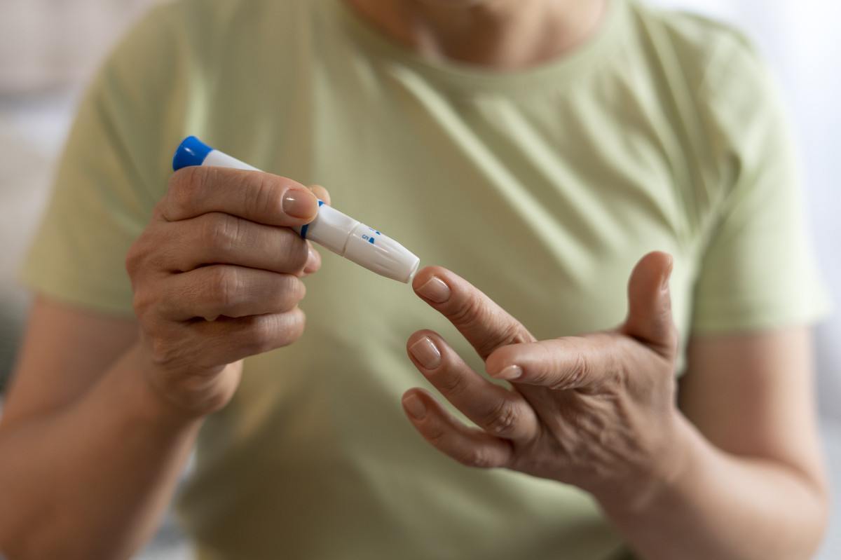 Mulher com diabetes verificando seu nível de glicose/Magnific