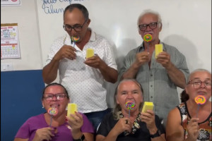 Alunos do EJA em din&acirc;mica divertida 