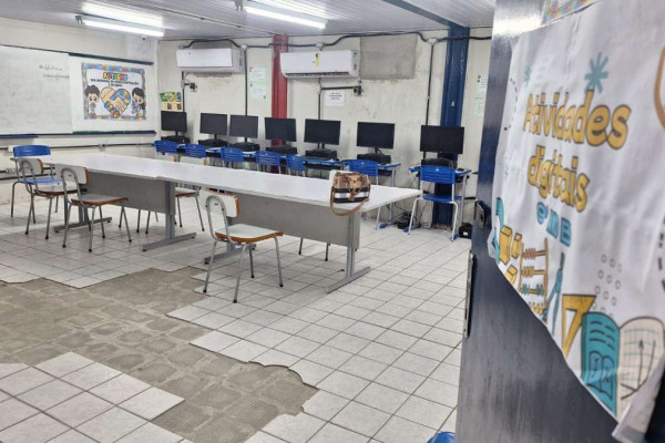 Situação da sala de aula da Escola de Referência em Ensino Fundamental Creusa Barreto Dornelas  (Foto: Sintepe/Divulgação)