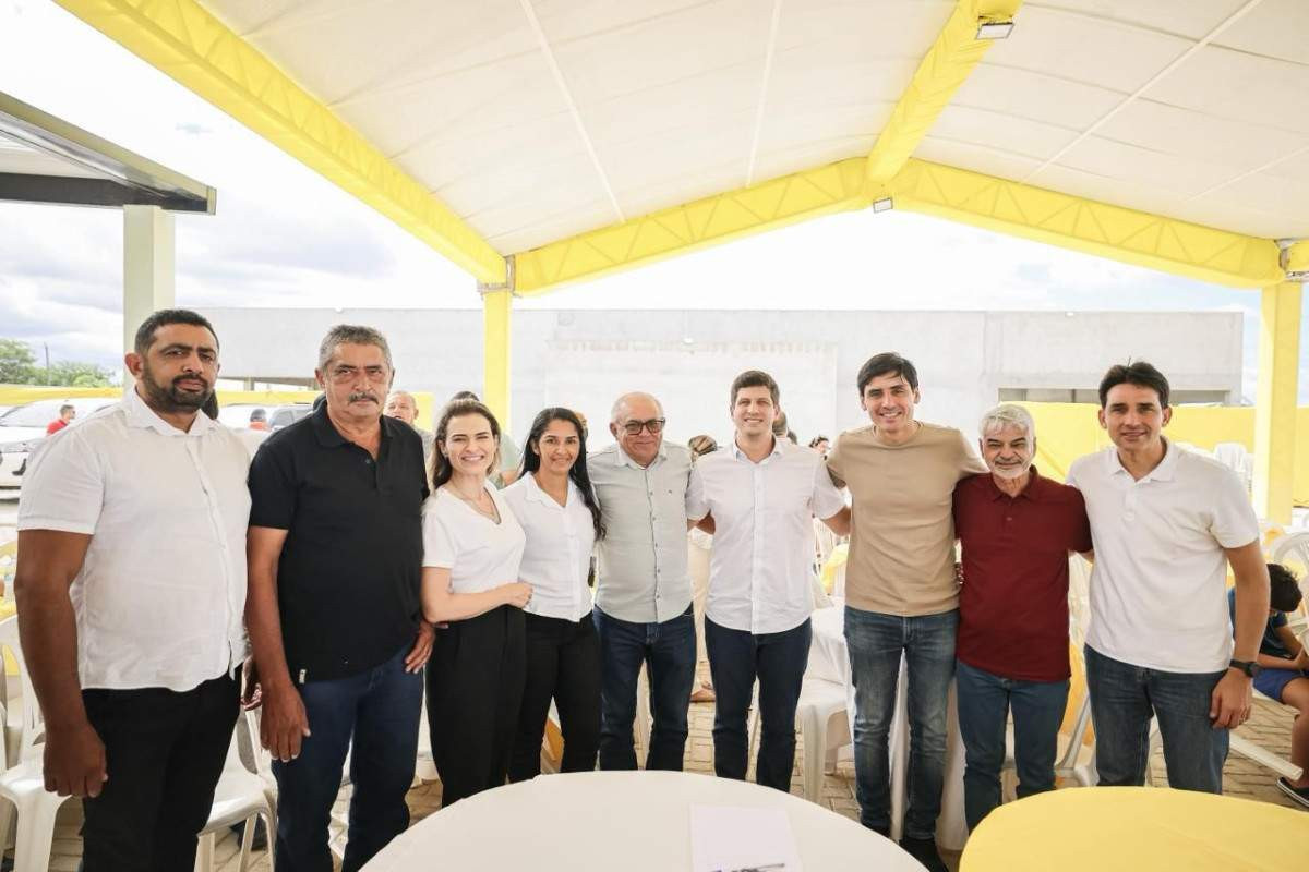 João Campos ao lado de lideranças políticas em Serrita/Foto: Edson Holanda