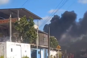 Inc&ecirc;ndio atinge estabelecimento comercial na Caxang&aacute; e mobiliza bombeiros