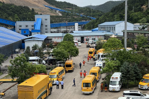 Ve&iacute;culos de emerg&ecirc;ncia chegando &agrave; mina de carv&atilde;o de Liushenyu ap&oacute;s uma explos&atilde;o 