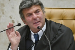 Fux antecipou o voto e acompanhou o relator do caso, ministro Andr&eacute; Mendon&ccedil;a, que havia votado na sexta-feira (22) pela convers&atilde;o das pris&otilde;es tempor&aacute;rias em preventivas, sem prazo definido para encerramento
