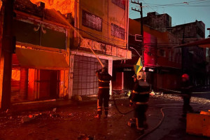 De acordo com a Defesa Civil, sete im&oacute;veis foram atingidos pelas chamas