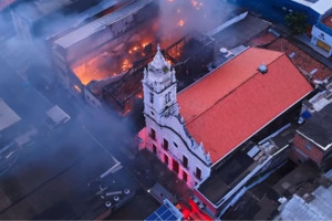 Inc&ecirc;ndio aconteceu ao lado da Igreja de Santa Rita de C&aacute;ssia, no Centro do Recife