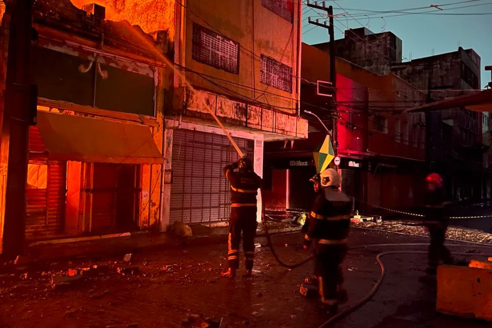 De acordo com a Defesa Civil, sete imóveis foram atingidos pelas chamas/Bombeiros/divulgação