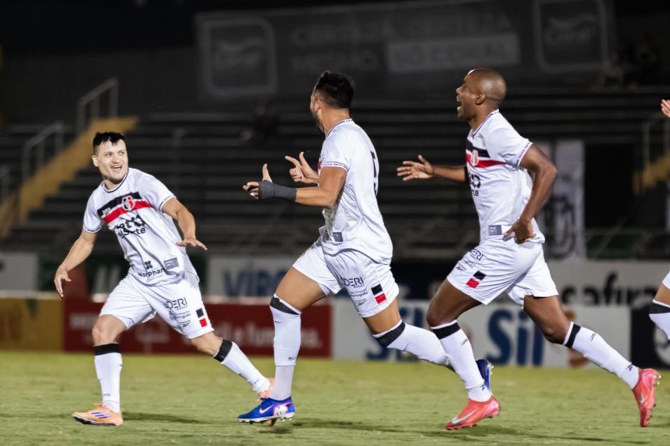 Jogadores do Santa Cruz em comemoração de gol/Luiz Viana