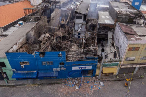 Bombeiros combatem novas chamas em local de inc&ecirc;ndio no Centro do Recife