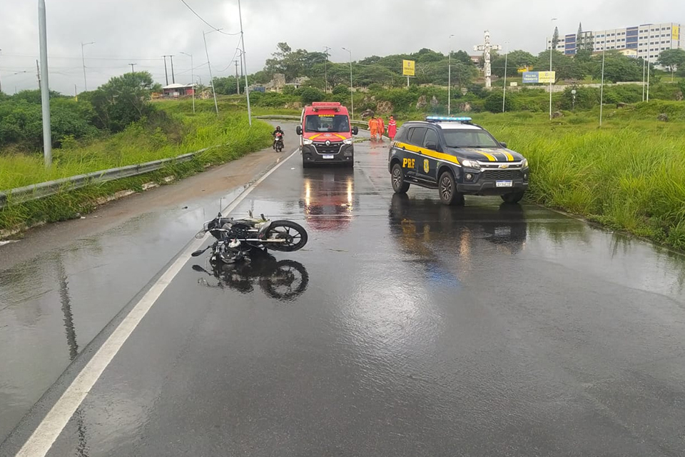 Moto derrapou na pista da BR-104 e bateu na proteção metálica matando os ocupantes/DIVULGAÇÃO/PRF