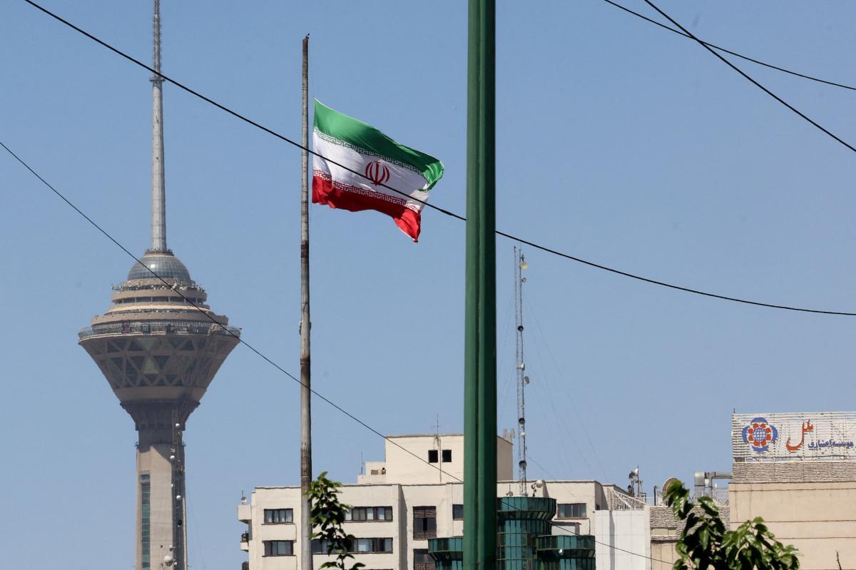 Bandeira do Irã perto da Torre Milad, parte do Centro Internacional de Comércio e Convenções de Teerã/ATTA KENARE/AFP
