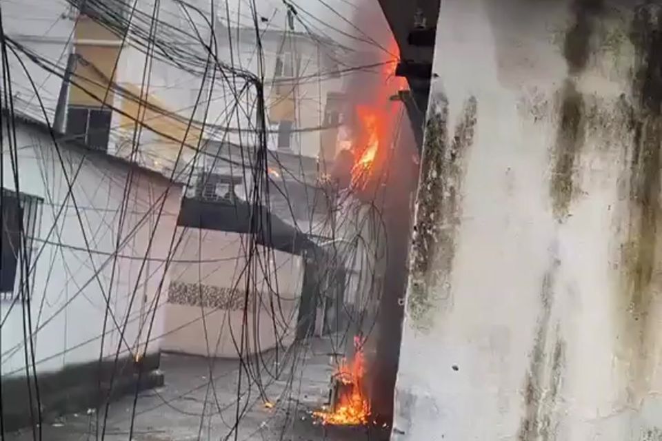 O incêndio está acontecendo próximo à Avenida Um, no bairro do Curado, em Jaboatão dos Guararapes
/Foto: Reprodução / Redes Sociais 