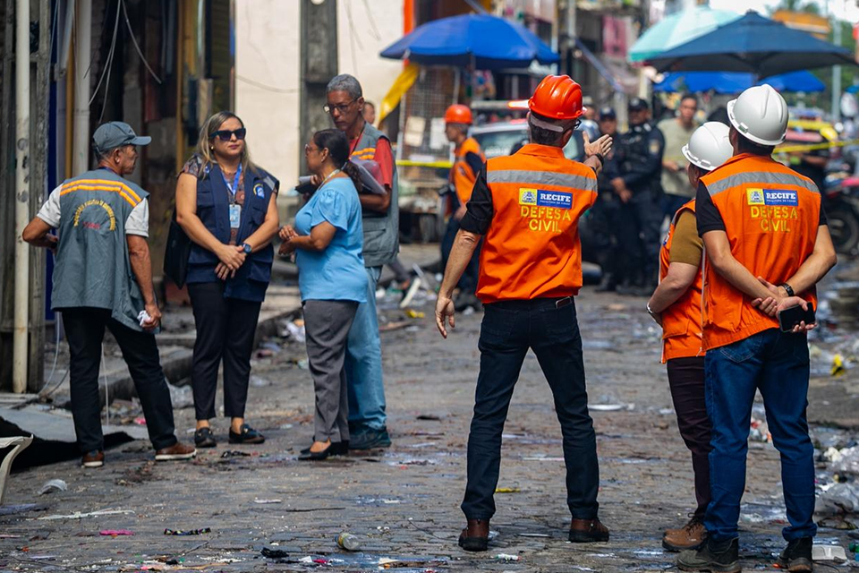 Equipe da Defesa Civil do Recife fez vistoria nos imóveis atingidos pelo incêndio nesta segunda (25)/RAFAEL VIEIRA/DP