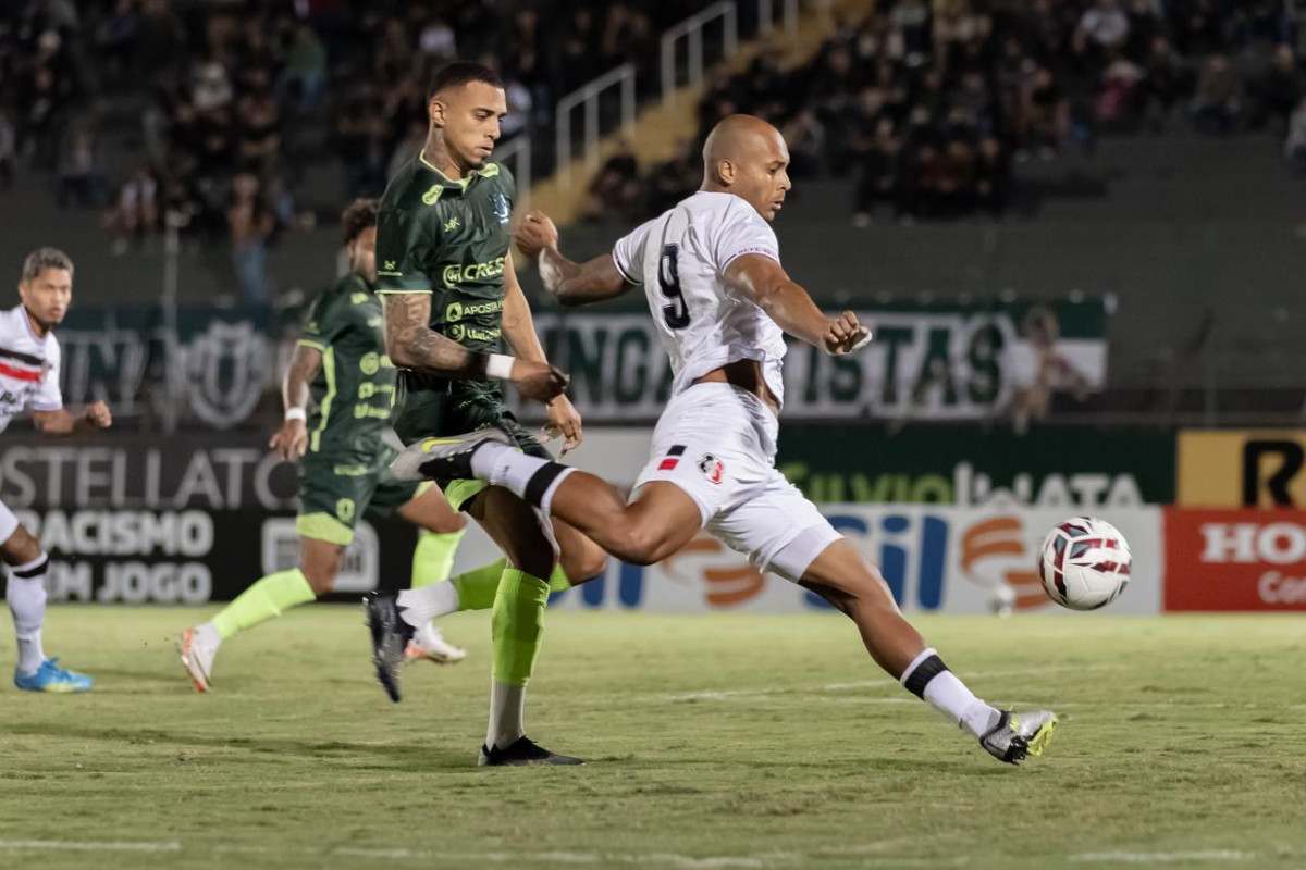 Quirino, centroavante do Santa Cruz/@lvfotoesporte