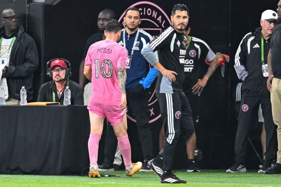 Messi deixando o campo lesionado pelo Inter Miami/CHANDAN KHANNA / AFP