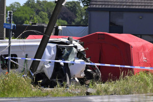 &Ocirc;nibus danificado no local de um acidente ap&oacute;s um trem colidir com um &ocirc;nibus escolar, na passagem de n&iacute;vel de Vierhuizen, em Buggenhout, na B&eacute;lgica
