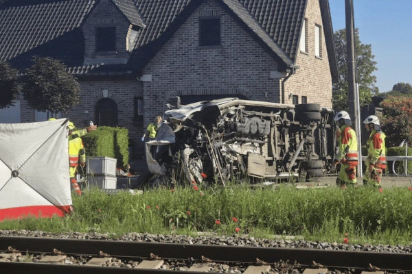 Acidente entre ônibus escolar e trem na Bélgica provocou várias mortes
