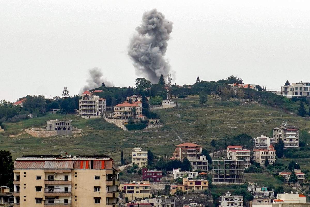 Fumaça se eleva após bombardeio israelense na vila de Zebdine, no sul do Líbano (18/05/2026)./AFP