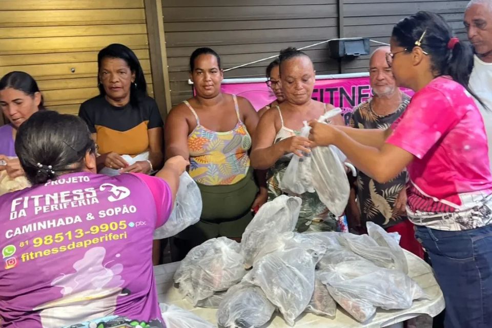 Segundo a presidente da associação, Rozangela da Silva, mais de 1,2 mil pessoas são beneficiadas mensalmente pelas ações de distribuição de alimentos e prática de atividades físicas.
/Foto: Reprodução / Redes sociais 