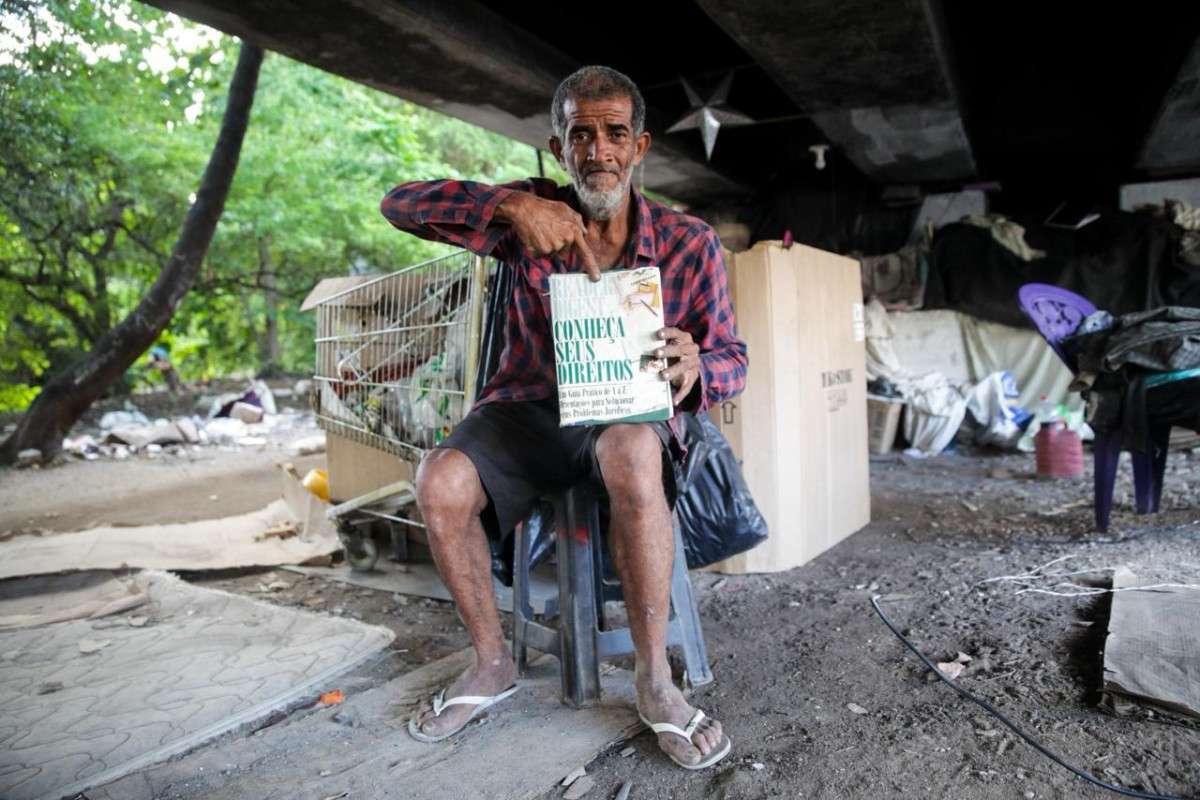 Marcelo Benedito vive com a eposa embaixo de viaduto da Via Mangue, no Recife/Foto: Marina Torres/Acervo DP Foto