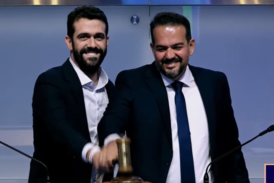 Secretários Felipe Matos, de Desenvolvimento Urbano e Licenciamento, e Felipe Cury, de Habitação, batem martelo após realização do leilão/Reprodução/ TV B3