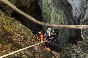 Cinco das sete pessoas presas em gruta no Laos s&atilde;o encontradas com vida