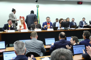 Comiss&atilde;o discute PEC do fim da escala 6x1
