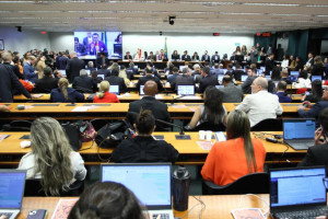 Centr&atilde;o tenta derrubar transi&ccedil;&atilde;o de 60 dias para fim da escala 6x1