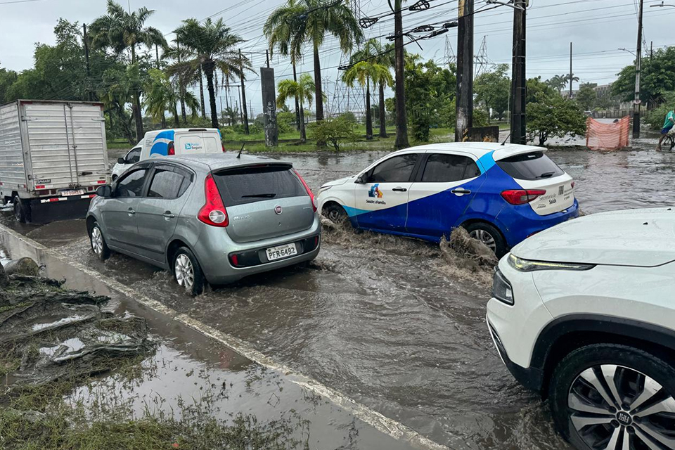 Motoristas enfrentam alagamento constante em frente à Chesf nos dias de chuva /BARTÔ LEONEL/DP