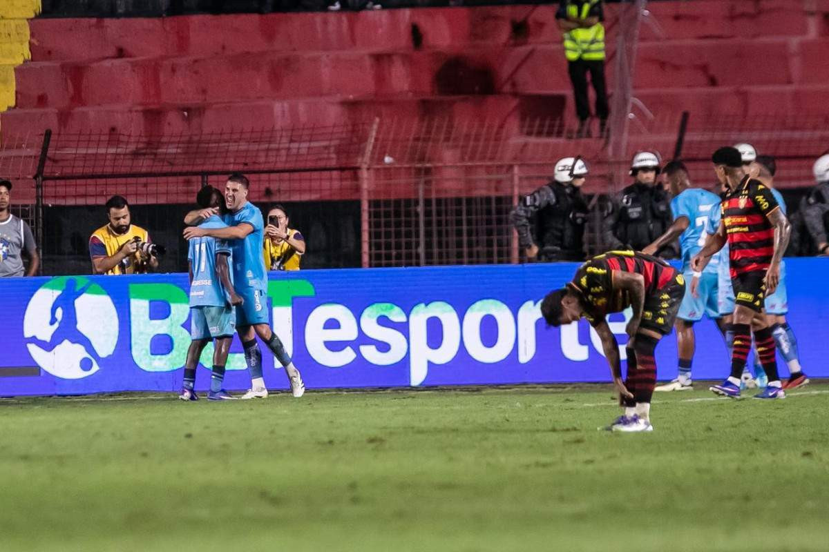 Jogadores do Fortaleza contra o Sport/Rafael Vieira/DP Foto