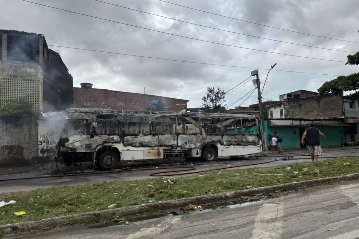 Ônibus incendiado no bairro da Iputinga, Zona Oeste do Recife  (Francisco Silva/Cortesia)