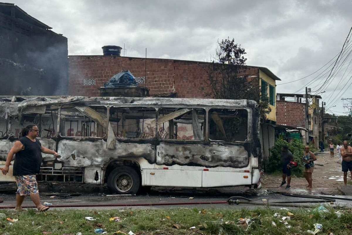 Ônibus incendiado no bairro da Iputinga, Zona Oeste do Recife /Francisco Silva/Cortesia