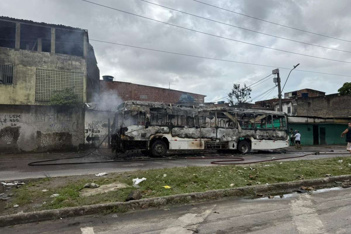 Ônibus incendiado no bairro da Iputinga, Zona Oeste do Recife  (Francisco Silva/Cortesia)