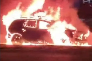 V&iacute;deo mostra viatura da PM em chamas durante patrulhamento em Petrolina
