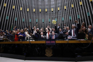 O plen&aacute;rio da C&acirc;mara dos Deputados aprovou a Proposta de Emenda &agrave; Constitui&ccedil;&atilde;o que p&otilde;e fim &agrave; escala de trabalho 6x1