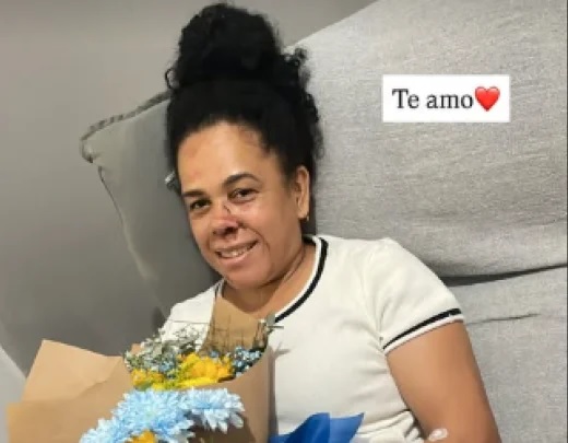 O momento da alta hospitalar foi compartilhado nas redes sociais pela filha da vítima, Thaine Eloisa/(crédito: Redes Sociais/Reprodução)