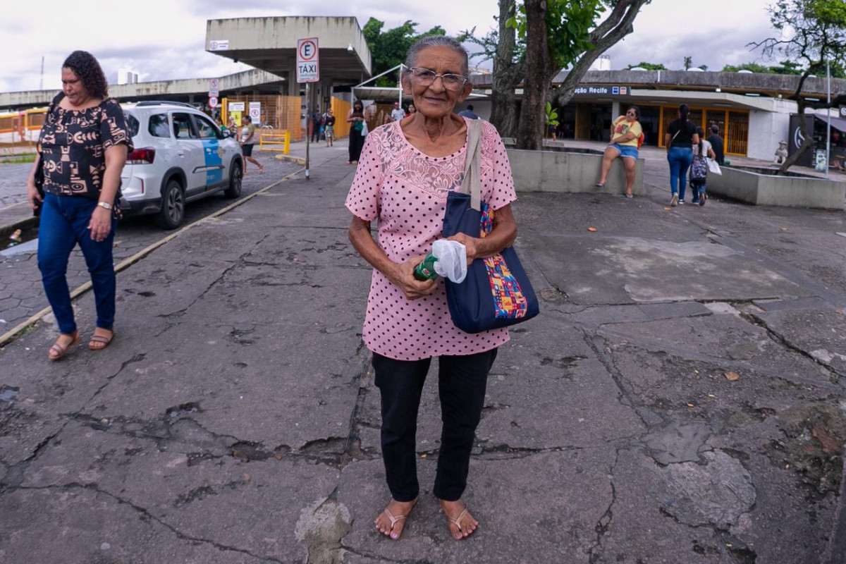 A aposentada Eliane Oliveira diz que prefere, em alguns momentos, andar pela rua/Rafael Vieira/DP Foto
