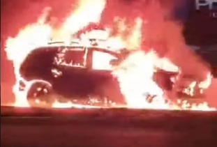 Vídeo mostra viatura da PM em chamas durante patrulhamento em Petrolina
/Reprodução/redes