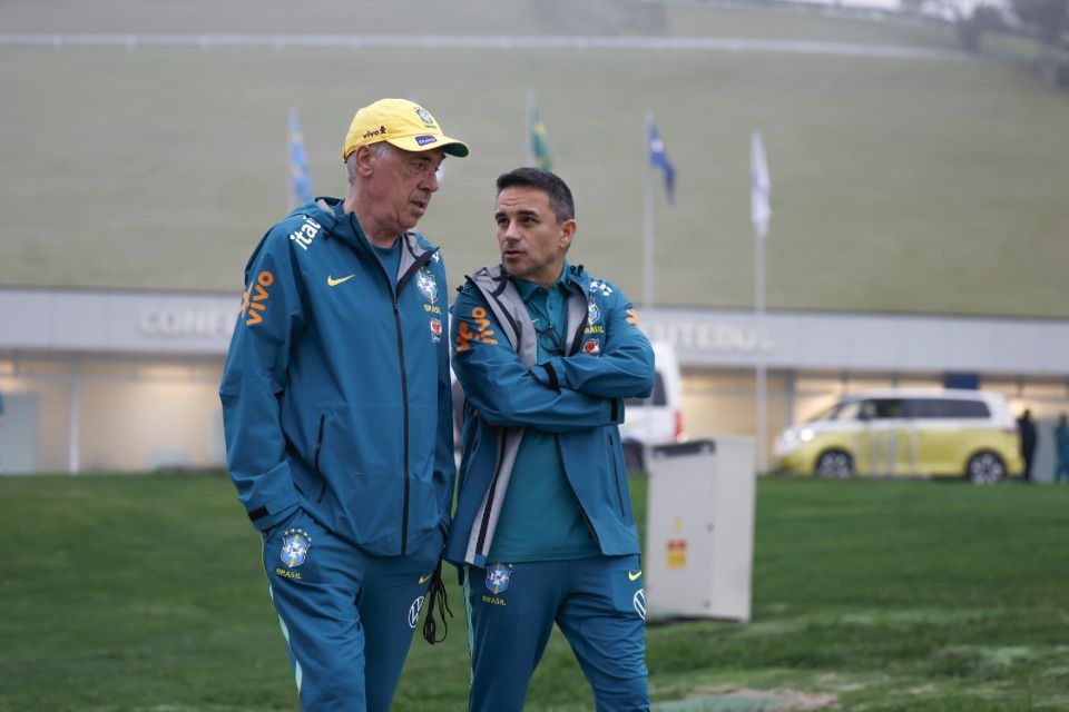 Carlo Ancelotti e Rodrigo Caetano em treino da Seleção Brasileira na Granja Comary/Rafael Ribeiro / CBF