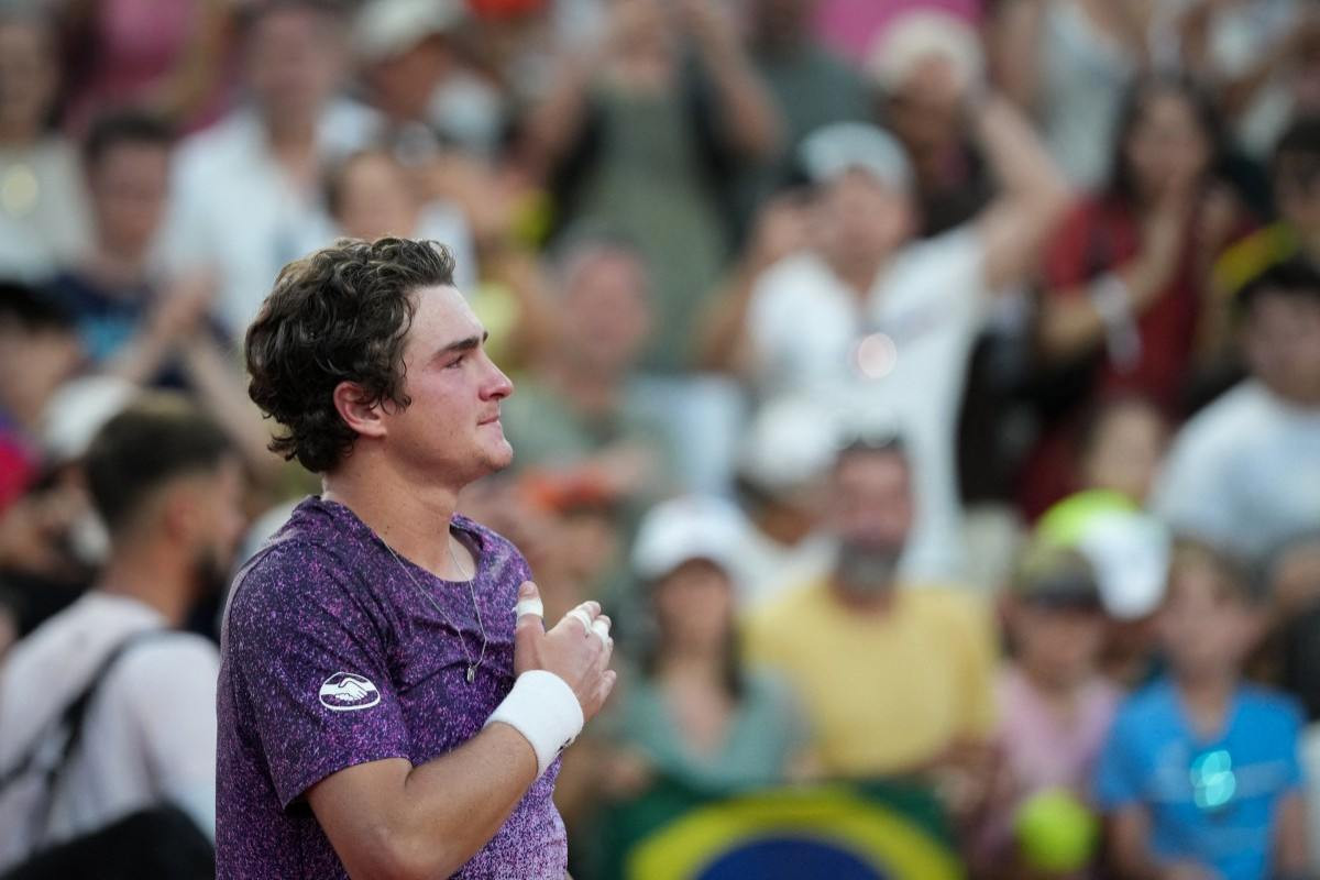 João Fonseca após vitória sobre Novak Djokovic, nesta sexta-feira (29)/Dimitar DILKOFF / AFP