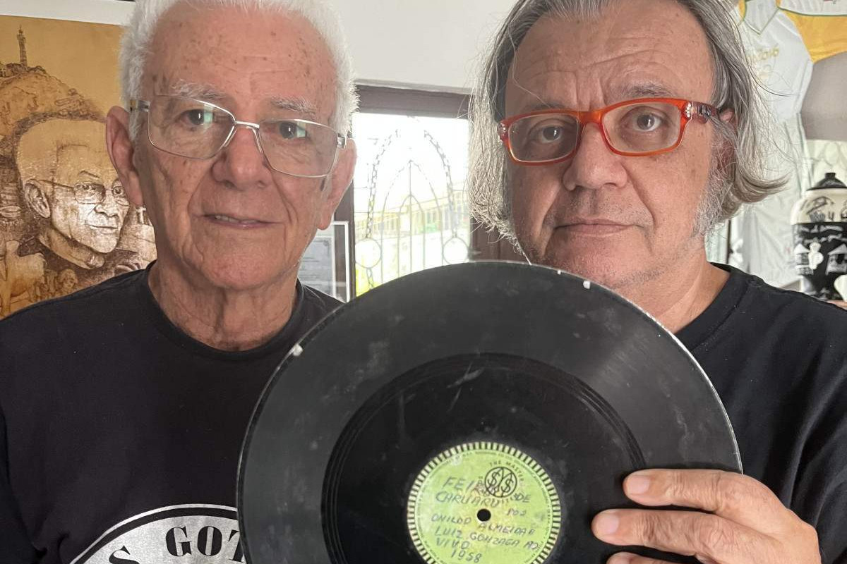 O compositor Onildo Almeida e o jornalista José Teles participam do lançamento do livro/Kira Aderne/Divulgação