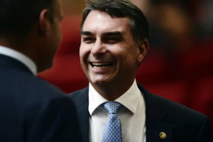 Fl&aacute;vio compartilhou a mensagem do secret&aacute;rio norte-americano e afirmou que o combate aos "narcoterroristas" exige coopera&ccedil;&atilde;o internacional