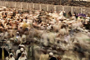 Peregrinos mu&ccedil;ulmanos dirigem-se a Mina para realizar o apedrejamento simb&oacute;lico do diabo durante a sua peregrina&ccedil;&atilde;o do Hajj