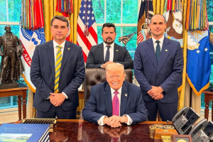 Fl&aacute;vio e Eduardo Bolsonaro em visita ao presidente Donald Trump