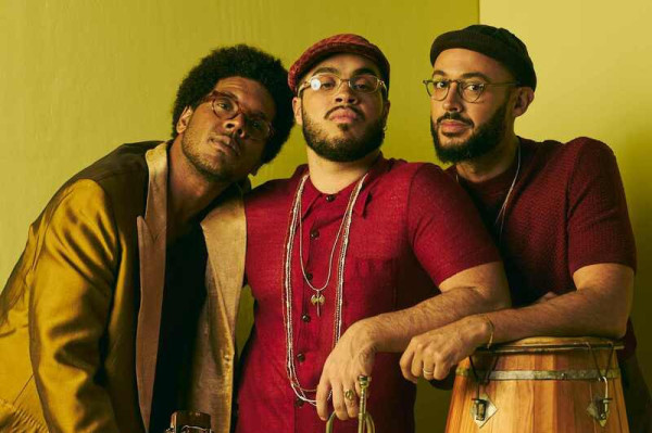 Jos&eacute;, Jo&atilde;o e Fran Gil chegam ao Teatro Guararapes com show da turn&ecirc; "Eu Vejo Luz"/Foto: Marina Zabeni